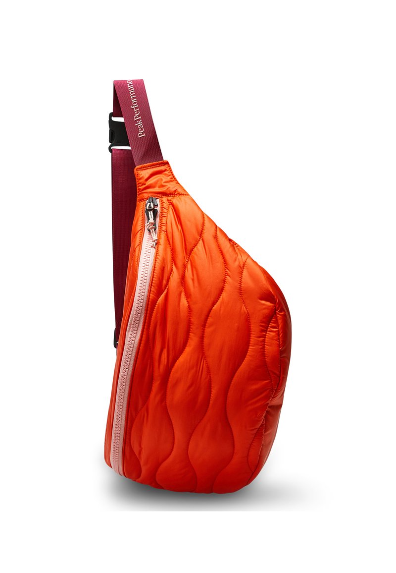 Gevoerde oranje schoudertas met een gequiltde textuur, een roze ritssluiting en een bordeauxrode band met "Peak Performance" branding.