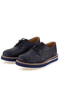 Pánské námořnické modré boty s texturovaným hadím vzorem, šněrovací design, bílou a modrou podrážkou a kontrastním hnědým lemováním.