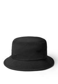 Svart bucket-hatt i lättviktig tyg, med en rund, platt krona och en bred, nedåtlutande brätt med subtila sömdetaljer.