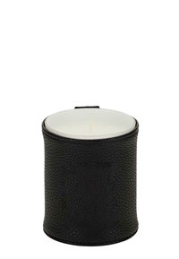 Candela nera in un portacandela di pelle texturizzata, di forma cilindrica con una candela bianca all'interno, dotata di una piccola maniglia in tessuto nero.