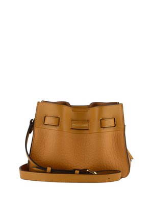 Sac à main en cuir couleur fauve avec moitié inférieure texturée, moitié supérieure lisse, petit patch logo rectangulaire et bandoulière réglable.