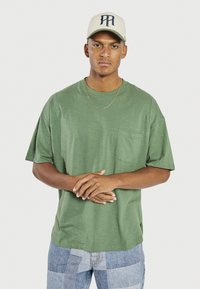 Redefined Rebel TOKE TEE - Lihtne T-särk - myrtle