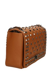 Borsa a mano in pelle marrone con borchie a piramide, texture trapuntata e tracolla a catena. Forma rettangolare con chiusura a scatto.