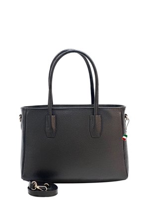 Sac fourre-tout en cuir noir texturé avec deux poignées, bandoulière amovible et petit charm drapeau Italie sur la tirette de la fermeture éclair latérale.