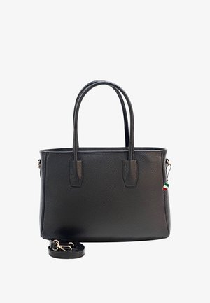 Zwarte gestructureerde leren tas met twee handvatten, afneembare schouderriem en een kleine hanger met de vlag van Italië aan de zijrits.