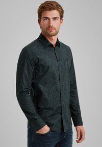 Tamnozeleni košulja dugih rukava s suptilnim apstraktnim uzorkom, s kragnom, u slim fit kroju i mekom teksturom.