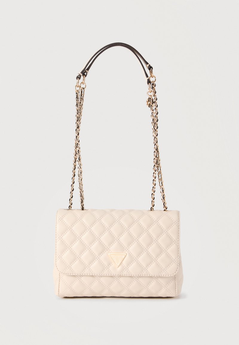 Μπεζ δερμάτινη τσάντα με επένδυση σε σχέδιο καπιτονέ, με χρυσλό τρίγωνο λογότυπο στην μπροστινή πόρτα και χρυσή αλυσίδα ώμου με λεπτομέρειες από μαύρο δέρμα.