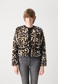 Luipaardprint faux fur jas met zwarte afwerking, frontale knoopsluiting en twee opgestikte zakken aan de voorkant. Zachte textuur, cropped fit, lange mouwen.