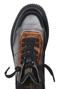 Czarno-srebrne skórzane sneakersy z brązowym akcentem, okrągłym noskiem, fakturowanym wierzchem, czarnymi sznurówkami i wzorzystą gumową podeszwą.