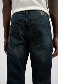 Lee WEST - Jean boyfriend - below