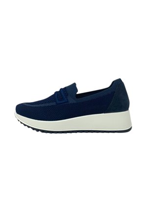 Sneaker slip-on blu navy con tomaia in maglia, suola spessa bianca e suola esterna in gomma antiscivolo, vista di profilo su sfondo bianco.