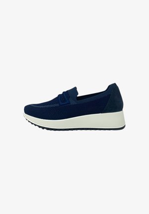 Sneaker slip-on blu navy con tomaia in maglia, suola spessa bianca e suola esterna in gomma antiscivolo, vista di profilo su sfondo bianco.
