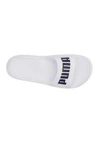 Hvid slide sandal med et tykt sort "PUMA" logo tværs over stroppen; tekstureret sål med ribbning for greb, glat overflade.