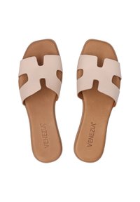 Hellrosa Slip-On Sandalen mit zwei Ausschnitten, aus glattem Leder gefertigt, mit einer flachen braunen Sohle und geprägtem Logo auf dem Fußbett.