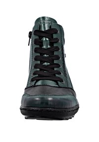 Scarpa alta in pelle verde con lacci neri, finitura texture e suola in gomma nera. Presenta una cerniera laterale per una facile vestibilità.