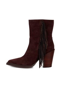 Botín de ante burdeos oscuro a la altura del tobillo, con punta afilada, detalles de flecos y un tacón apilado en ángulo. Superficie texturizada con cuentas decorativas.
