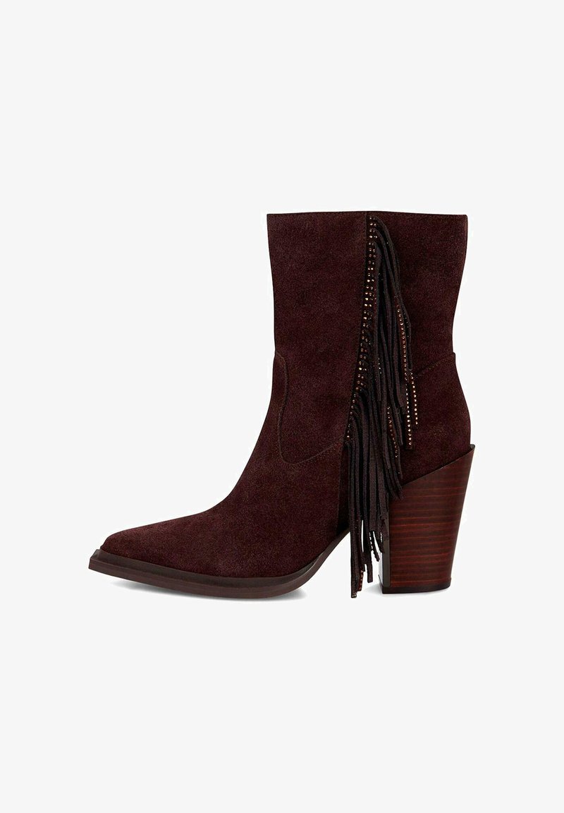 Botín de ante burdeos oscuro a la altura del tobillo, con punta afilada, detalles de flecos y un tacón apilado en ángulo. Superficie texturizada con cuentas decorativas.