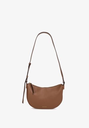 Sac bandoulière en cuir marron avec une forme incurvée, fermeture éclair et sangle ajustable. Présente un accent logo en bas. Texture lisse.