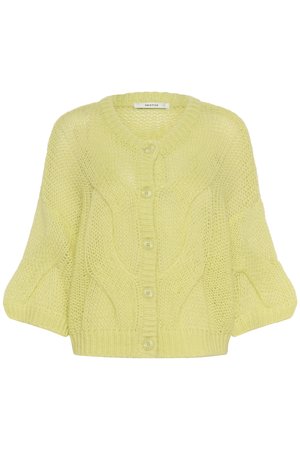 Cardigan jaune tricoté avec un col en V, cinq boutons et un motif torsadé texturé. Manches courtes et larges qui renforcent le style décontracté.