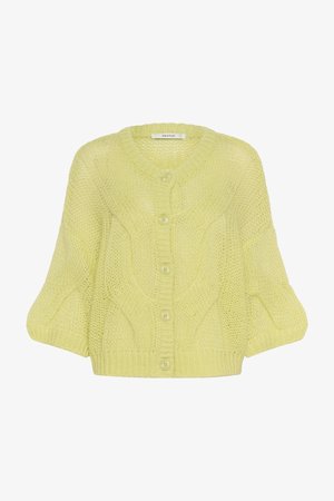 Cardigan jaune tricoté avec un col en V, cinq boutons et un motif torsadé texturé. Manches courtes et larges qui renforcent le style décontracté.
