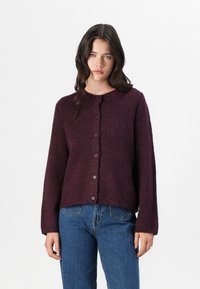 Burgunderfarget strikkegenser med rund hals, lange ermer og fem knapper foran. Stoffet ser mykt ut med en teksturert finish.