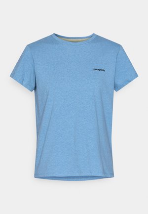 Blå bomulds t-shirt med rund halsudskæring og korte ærmer. Har en lille sort "Patagonia"-logo på forsiden. Glat tekstur.