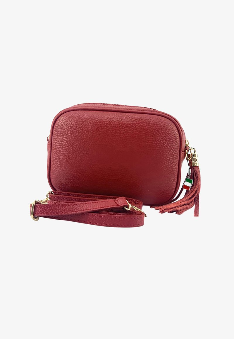 Rote Leder-Crossbody-Tasche mit strukturiertem Oberflächen, goldenem Zubehör, Reißverschlussverschluss und einem dekorativen Quast. Verstellbarer Gurt inklusive.