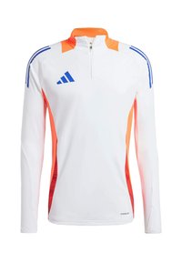 Weißes langärmliges Sporthemd mit einem Viertelreißverschluss, das orange und blaue Akzente an den Schultern und Seiten aufweist und aus leichtem Stoff gefertigt ist.