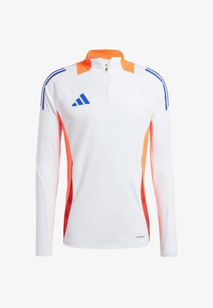 Weißes langärmliges Sporthemd mit einem Viertelreißverschluss, das orange und blaue Akzente an den Schultern und Seiten aufweist und aus leichtem Stoff gefertigt ist.