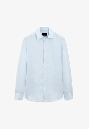 Camicia a maniche lunghe azzurro chiaro con sottili righe verticali, davanti con bottoni, e colletto standard. Tessuto morbido e vestibilità strutturata.