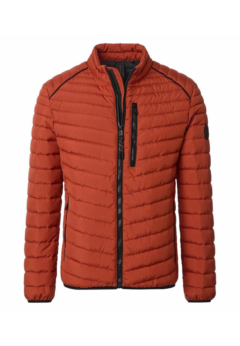 Rustfarvet quiltet jakke med sort lynlås, brystlomme og sorte pipingdetaljer på skuldre og ærmer.