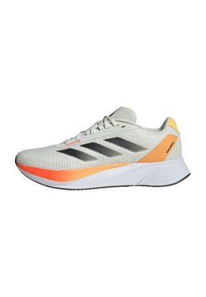 Scarpa da corsa leggera con una tomaia in rete traspirante di colore grigio chiaro, strisce nere, dettagli arancioni e gialli, e una suola bianca texturizzata.