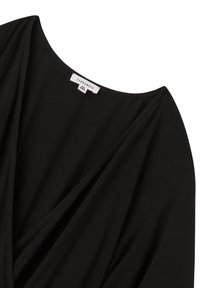 Blusa nera drappeggiata realizzata in tessuto morbido, con un ampio scollo e dettagli di cucitura sottili. Etichetta visibile sulla parte superiore.