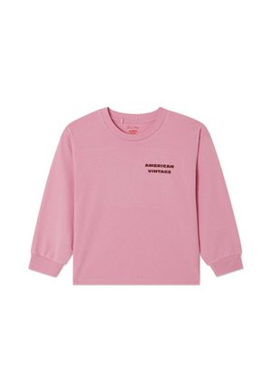Roze longsleeve met ronde hals en de tekst "AMERICAN VINTAGE" gedrukt in kleine zwarte letters op de linkerborst.