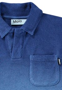 Tamsiai mėlyna polo marškinėlių su tekstūruotu audiniu, trumpu apykakle, krūtine kišenė, ir etikete, kurioje nurodyta prekės ženklas "Molo."