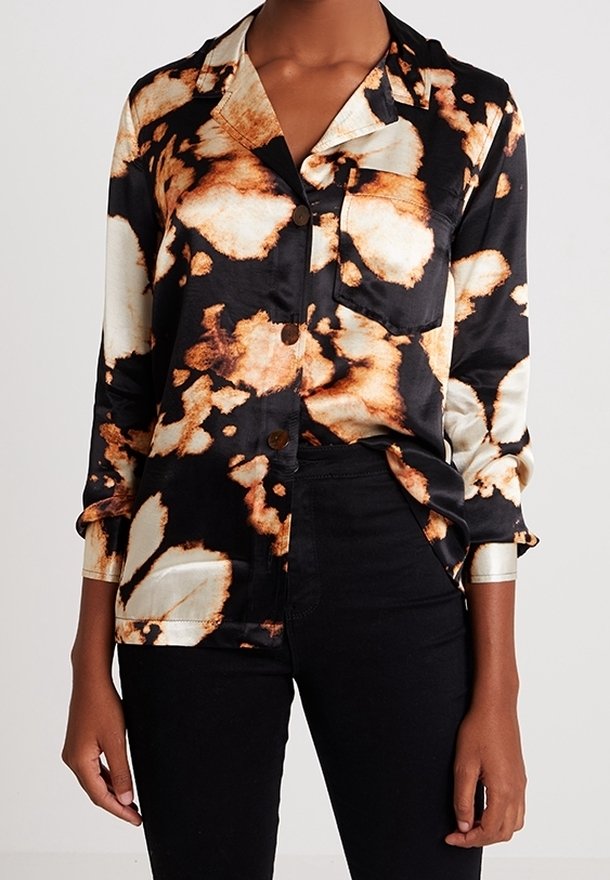 Svart och guld satin skjorta med ett blommigt mönster, med en krage, långa ärmar, knäppt framtill och uppvikta manschetter.