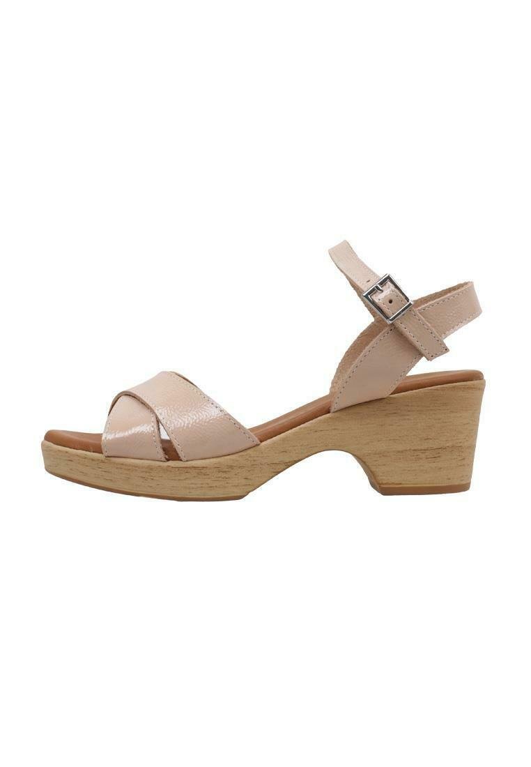 Sandal de cuero beige con tiras frontales cruzadas, hebilla en el tobillo y suela de tacón bloque de altura media de madera.