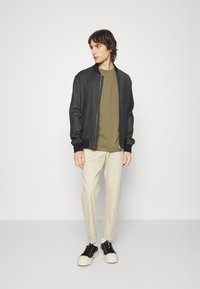 Les Deux DIEGO - T-shirt básica - stone gray/ivory