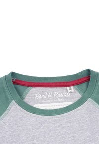 Grå og grøn raglan t-shirt med en maroon halsudskæring. Har en blød tekstur og et mærkat med brandnavnet "Band of Rascals."