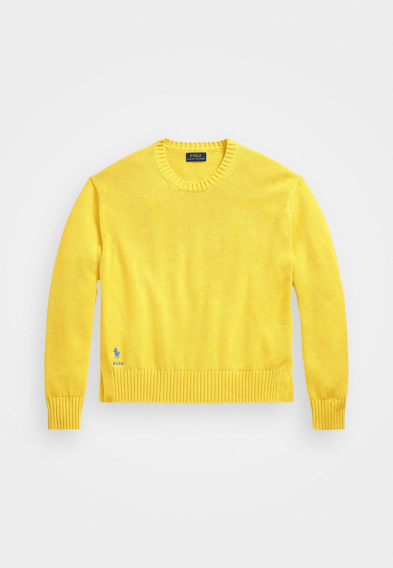 Maglione giallo a maniche lunghe con scollo rotondo, con polsini e fondo a coste, con un piccolo logo blu di Polo Ralph Lauren vicino al lato sinistro in basso.