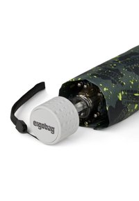 Schwarzer und grüner gemusterter Regenschirm mit einem weißen strukturierten Griff, der das "ergobag"-Logo trägt und über einen schwarzen Handgurt verfügt.