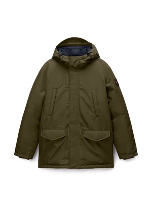 Veste d'hiver matelassée vert olive avec capuche, deux poches poitrine, deux poches à rabat et un patch rond sur la manche gauche.