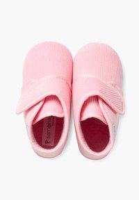 Chaussons en velours côtelé rose avec fermeture auto-agrippante, dotés d'un intérieur doux et d'un design à bout rond pour le confort.