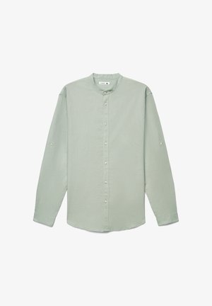 Camicia verde chiaro a maniche lunghe con collo rotondo, bottoni frontali e maniche arrotolabili. Tessuto liscio con una leggera trama e bottoni piccoli.
