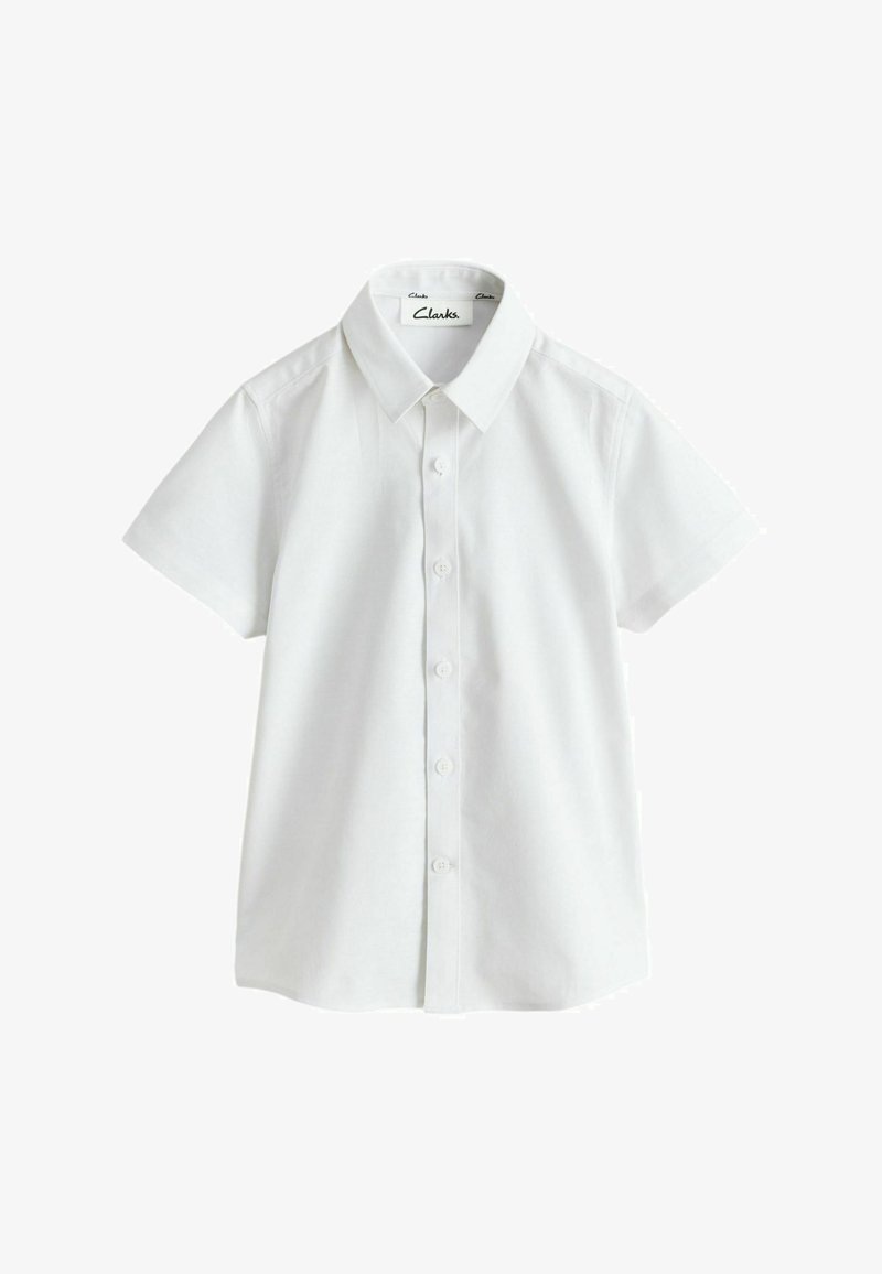 Chemise blanche à manches courtes avec col, boutons sur le devant et une étiquette de la marque Clarks à l'intérieur du col.