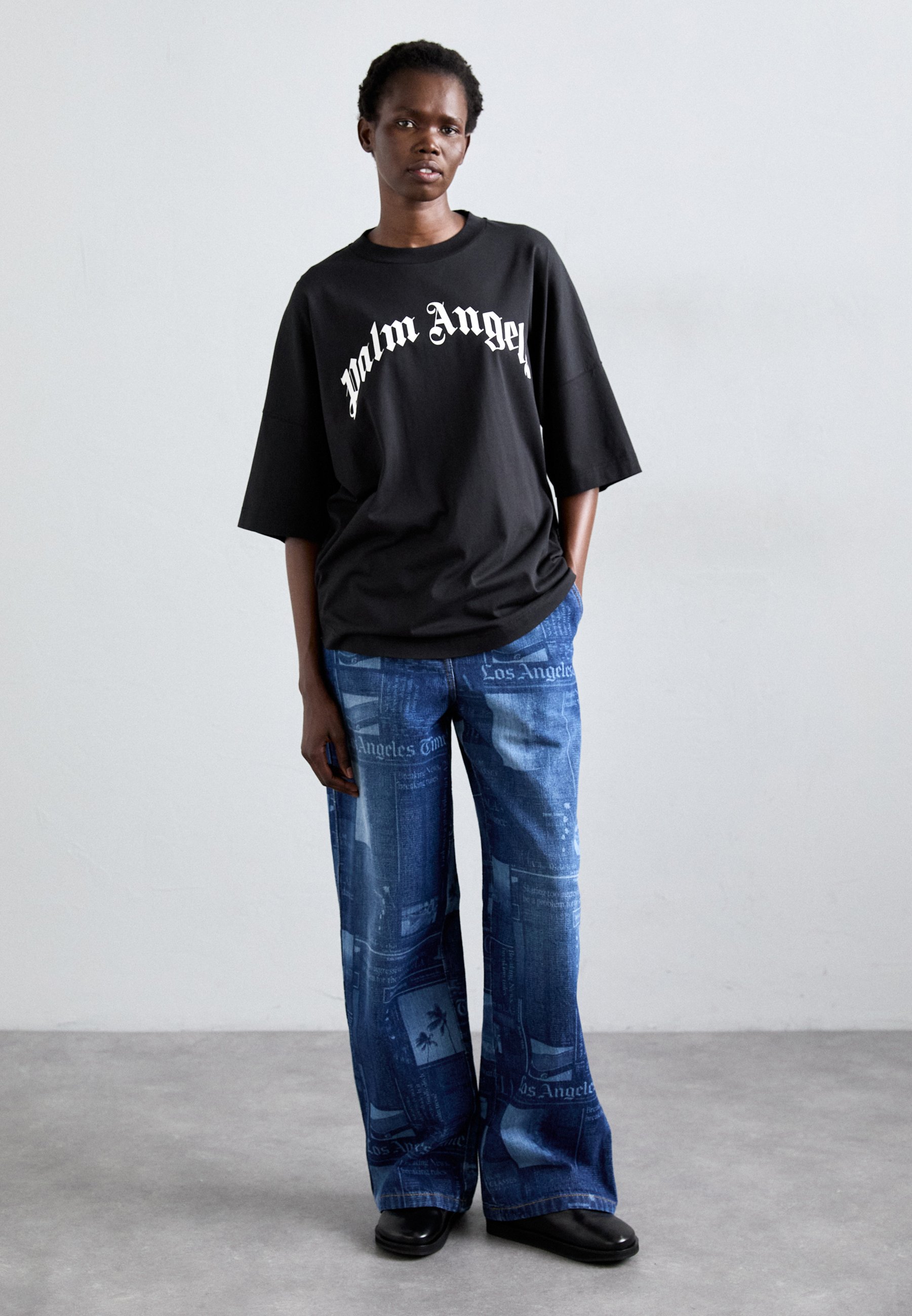 Palm Angels CURVED LOGO TEE - Print T-shirt - black/off white