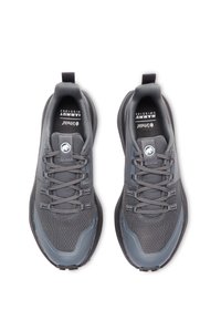 Grå atletiska skor i andningsbar mesh och mocka, med en texturerad tåskydd, platta snören och en dragflik på hälen.