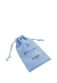 Blauwe trekkoordzak met de tekst "The World of Peter Rabbit x Fable England" en een kleine illustratie van Peter Rabbit aan de voorkant.