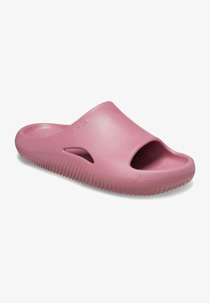 Różowe klapki Crocs typu slip-on z odkrytym palcem, teksturowaną wkładką, bocznymi otworami wentylacyjnymi i żeberkowaną, amortyzowaną podeszwą.