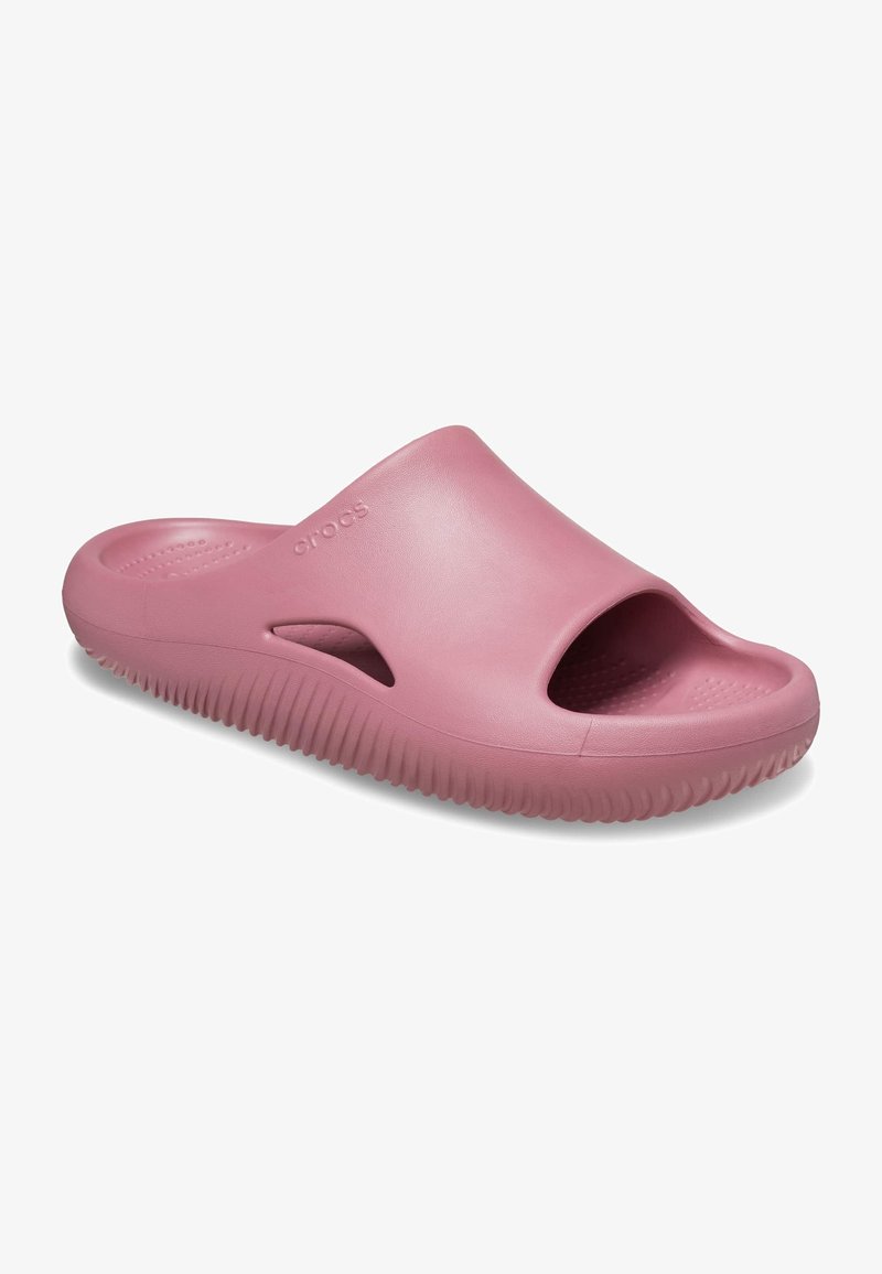 Mule Crocs rose à enfiler avec bout ouvert, semelle intérieure texturée, trous de ventilation latéraux et semelle nervurée et rembourrée.